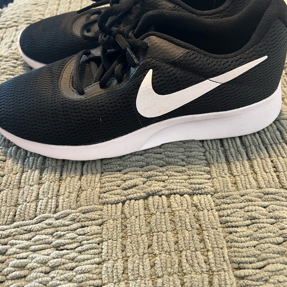 Nike black women’s Tanjun sneakers size 9 - Picture 4 of 6
